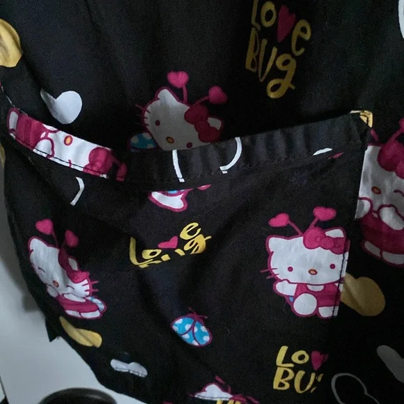Sanrio Hello Kitty Women’s Scrub Top, Black & Multicolored w/ Pockets, Large SS - Picture 5 of 7